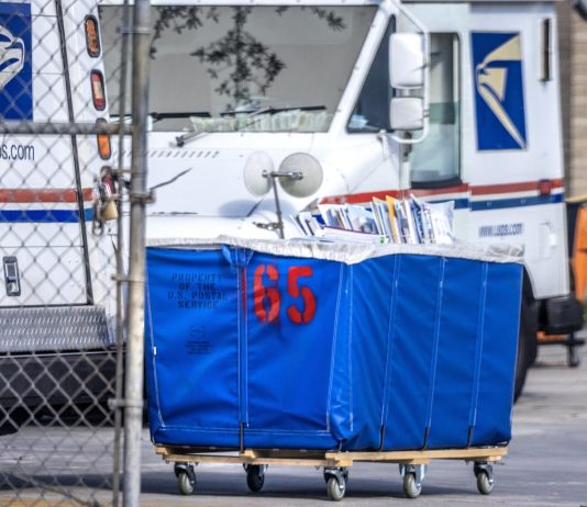 Organizaciones civiles presentan demanda contra USPS por norma de voto por correo.