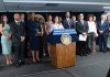 Critican a ICE sobre dispositivos de descarga eléctrica La gobernadora Kathy Hochul