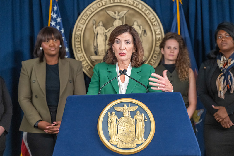 Kathy Hochul asumió como gobernadora de Nueva York el 24 de agosto de 2021 y se convirtió en la primera mujer en ocupar el cargo.