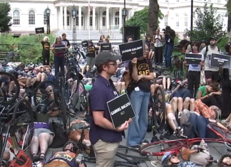 Protestan tras cuatro atropellos mortales en cinco días Un grupo de manifestantes de Families for Safer Streets, realizaron una protesta pidiendo un plan de seguridad urgente para evitar muertes por la velocidad de los conductores en la ciudad.
