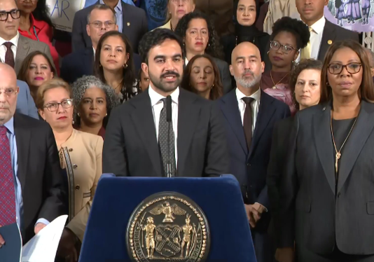 Nueva York y 21 estados demandan al gobierno por la nueva norma de “carga pública” Allcalde Zohran Mamdani, la fiscal de nueva York, Letitia James, oficiales electos y funcionarios de la ciudad, adem'as de lideres ley de Carga Publica. Foto NYC