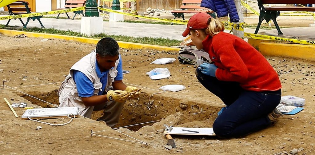 Investigación del antiguo cementerio de La Quebrada en San Luis de Cañete, Perú.