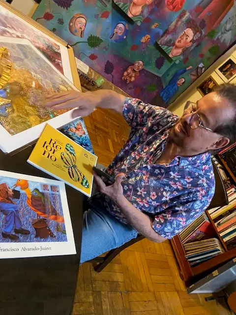 El pintor honudreno feliz de mostrar una de sus obras. Foto Patricia Herrera valdizan