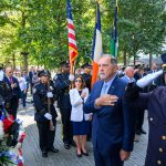 Bandera del 11-S ondea en Nueva York Acto conmemorativo en Nueva York con agentes de la Policía de Nueva York, banderas y una ofrenda floral en homenaje a las víctimas del 11-S.