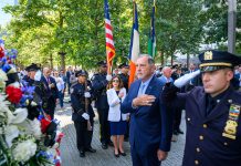 Bandera del 11-S ondea en Nueva York Acto conmemorativo en Nueva York con agentes de la Policía de Nueva York, banderas y una ofrenda floral en homenaje a las víctimas del 11-S.